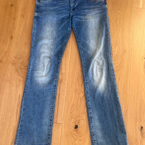 Lågmidjade jeans - Säljer dessa super fina lågmidjade jeans som ej kommer till användning längre. Midjemått rakt över är 38 cm och innerbenslängden är 77 cm jag är 164 som referens. Skriv om du undrar ngt annars klicka bara köp nu!💓