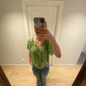 Helt nya zara blus - En jättefin grön blus från zara. Helt oanvänd men prislapp! Skriv för fler bilder. Köpt för 379kr