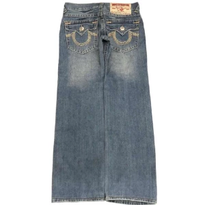 Bagge true religion - Midjemåttet är 41 cm rakt över och ytterbenslängden är 95 cm💕