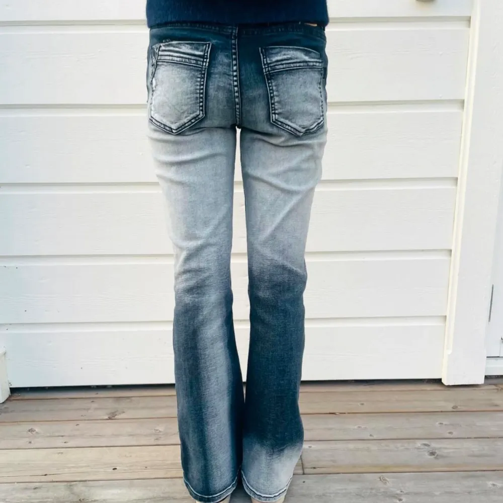 Svarta blekta jeans🖤 Storlek: innerbenslängd=73 cm, midjemått: 35cm rakt över (modellen är 165cm) Köp sker via ”köp nu” eller via vår instagram: retrochics.uf💋. Jeans & Byxor.