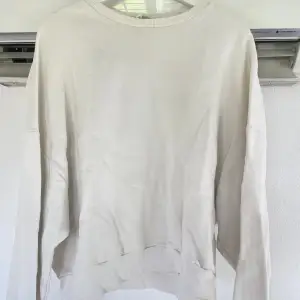 Vit sweatshirt (”perfect chunky sweater”) från NLY TREND (Nelly.com) med ribbade ärmslut, halsring samt nedtill. Fint skick.
