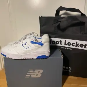 Tja! Säljer nu ett par helt nya och feta New Balance 550🙌🔥De är helt oanvända och säljer de för ett billigt pris😮‍💨Orginal pris ligger runt 1300kr och vi säljer för 749. Kommer med box och påse från Foot Locker. Skriv vid minsta fundering 🤝 