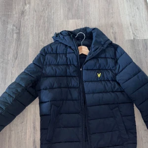 Lyle And Scott Jacka Svart - Lyle And Scott Jacka Svart Size: M  Bra skick, 