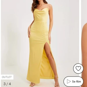 Balklänning  - Säljer den superfina gula balklänningen från Nelly, köpt för 600kr. Endast använd 1 gång förra sommaren. Skriv innan ni trycker på köp nu. 