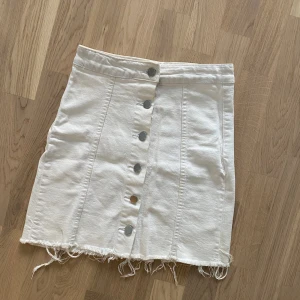 Jeanskjol - Vit jenskjol med silverknappar, strl XS!