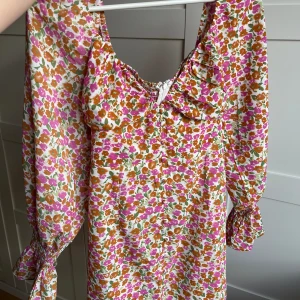 Blommig kort sommarklänning  - Kort långärmad blommig sommarklänning i fint skick! Älskar denna klänningen men den är tyvärr för liten numera🌸