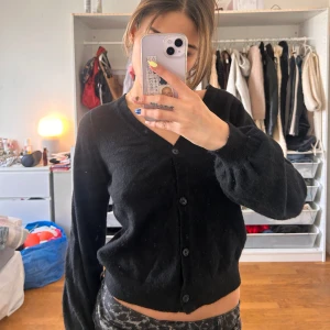 Cahsmere kofta - En jätte mjuk och skön cashmere kofta/topp. Jätte fin och skön att ha över något lite tunnare på sena sommar kvällar.💕passar mig som brukar ha xs-m💕kan sänka pris vid snabb affär💕