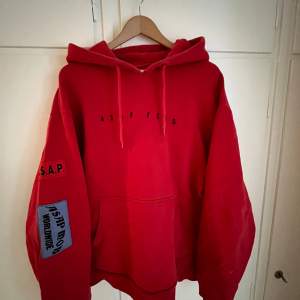 En merch hoodie från artisten A$AP Ferg. Köpt för några år sedan men aldrig använd. Köptes för 1599kr. Mitt pris kan diskuteras. Tveka inte på att höra av dig vid frågor
