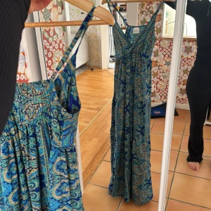 Klänning  - Köpt i Spanien och aldrig använt 