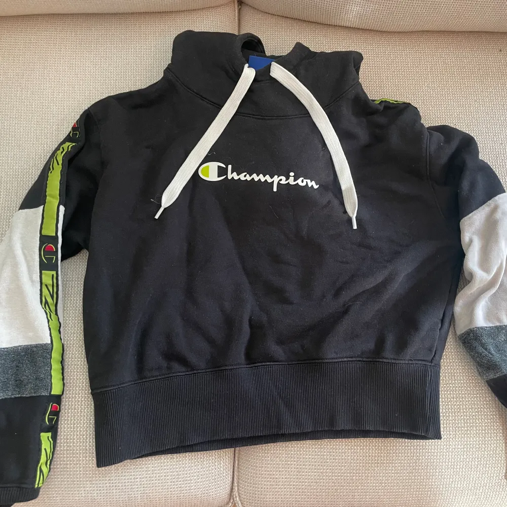 En svart hoodie från champion 🩷är croppad och passar mer som en S! Använd väldigt få gånger.  Möts upp i Stockholm 🩷. Hoodies.