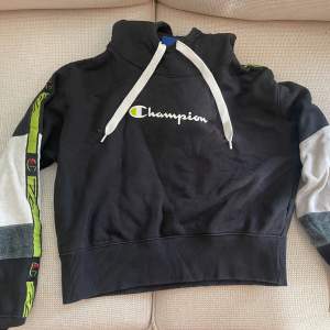 En svart hoodie från champion 🩷är croppad och passar mer som en S! Använd väldigt få gånger.  Möts upp i Stockholm 🩷