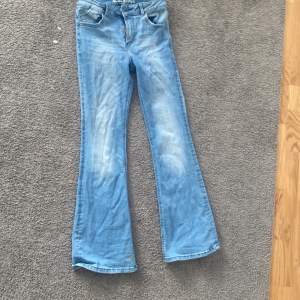 Bootcut/fleard jeans i strl 152. Ljusblåa. Köpta från ZALANDO men ursprungligen BLUE RIDGE. Köpta för 499 men säljer för 250 därav det är ett hål i. Funkar att pruta.