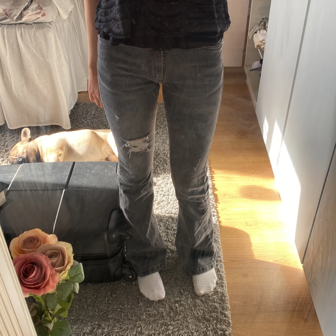 Grå jeans med bootcut & medelhög midja