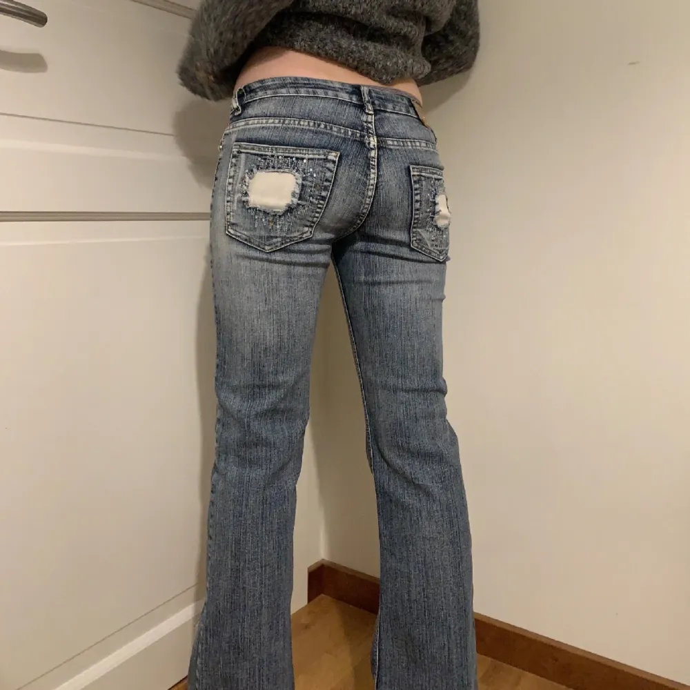 Såå coola jeans med snygga detaljer!💘 Midjemått rakt över: 34 cm Innebenslängd: 79 cm och benbredd 26 cm. Jeans & Byxor.