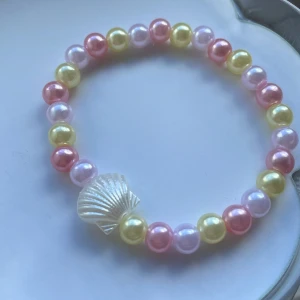 📿🐚💛🌸💗 - Egengjort armband,passar dom allra flesta då tråden det är gjort på är stretchig🤍Vill ni ha någon speciell storlek går det även att skriva vilka cm så fixar jag💛Köp sker via köp nu💛