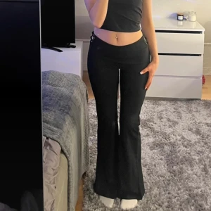Svarta bootcut - Svarta bootcut byxor i tyg 🤍 10/10 i skick (aldrig använda) 🤍 Passar bra i längden på någon som är 167-170 cm lång 🤍 Skriv vid intresse eller för fler bilder! 🤍