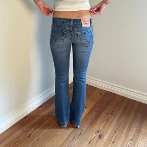Lågmidjade Levis jeans - Midjemått(rätt över): 35,5 Innerbenslängd: 78 Modellen är: 170  Skriv om ni har några frågor💗//Perfectjeans