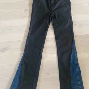 Jätte snygga jeans - Säljer detta super snygga jeans som är från Cubus men har en på sytd jeans vit på båda benen säljer då don tyvärr inte passar mig