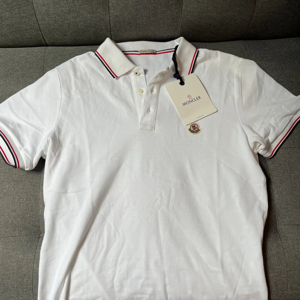 Moncler pike vit storlek S 1.1. T-shirts.