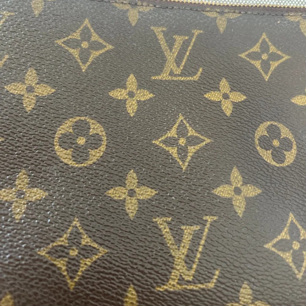 Louisvuitton Pochette. Köpt på the vintagebar. Jätte fin passar till allt men söker en ny väska därför säljer jag den. Lite slitningar vid sidan som man kan se på bilden men annars fin. (Den är vintage) och den är äkta.  För fler frågor hör av er🙏🏽. Väskor.