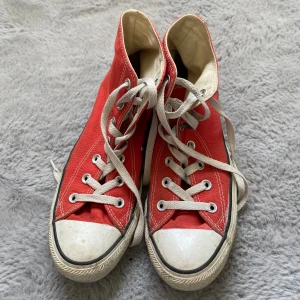 Converse  - Röda äkta Converse i storlek 6. Använt skick men inga direkt skador. Hör av er innan ni trycker på ”köp nu”!🤍 pris går att diskutera! 