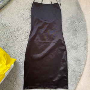 Klänning  - Klänning från H&M i storlek xxs. Använd få gånger, ser helt ny ut. Hör av er innan ni trycker på ”köp nu”! 🤍kors i ryggen. 