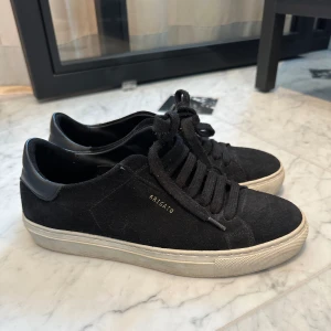 Svarta Axel Arigato skor - Svarta Axel Arigato skor i mocka. Skorna är i fint skick🌸. Köpta för c 2000kr. Säljer eftersom de inte direkt kommer till användning längre❤️