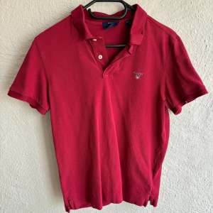 Gant Piké  - Röd Gant Piké utan några defekter. Passar S-XS. Pris inte fast.