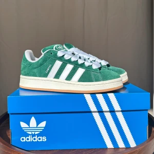 Campus 00 - Gröna Campus 00’s i storlek 39 1/3, fint skick! Har gröna missfärgningar på de vita skosnörena. 2 gröna och ett par vita skonören samt låda skickas även med. Fler bilder kan skickas! Pris kan självklart diskuteras ☺️