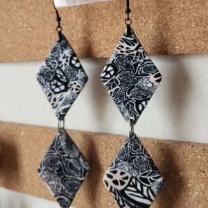 Drop dangle statement örhängen  - Svartvita örhängen av polymer lera.  Ca 11 cm långa + krok.