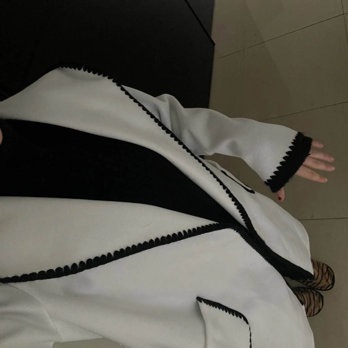 Vit kappa med svart mönster - 91