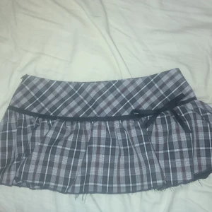 Brun plad mini skirt!! - En jätte gullig brun plad mini skirt i bra skick själv klippt då jag ville klippa den kortare än vad den var fast kommer knappt till användning och vill sälja!