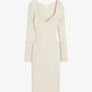 Klänning H&M - Superfin klänning från H&M som tyvärr aldrig har kommit till användning. Storlek XS och har fortfarande prislappen kvar. Aldrig använd utan enbart provad❤️Nypris 399 och säljer den för 300 då den är helt ny🥰