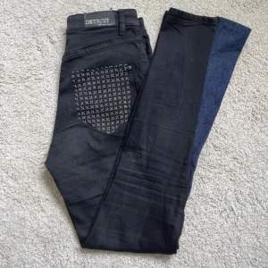 Coola om gjorda jeans! Stretchiga ursprungligen från Lindex i bomull.  Mått: Midjemått: 64 cm Innerbenslängd: 72 cm Byxvidd (längst ner): 19 cm 💘💘 (Pris går att diskutera)
