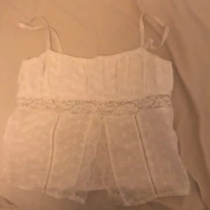 Vit linne med blommiga mönster - Ett jätte gulligt vit linne med blommiga mönster i bra skick och inga fläckar! 