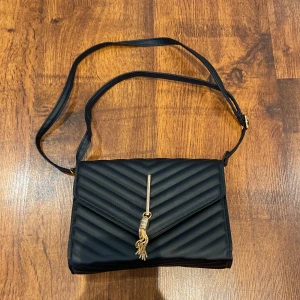 Väska - Svart väska från shein. 