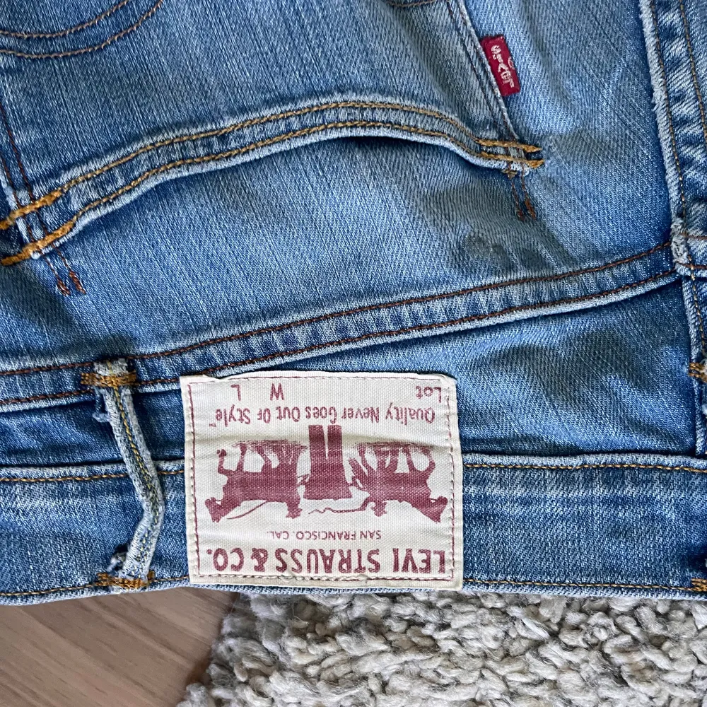 Jättefina vintage jeans från Levi’s med låg midja och rak modell. Väldigt sköna att ha på sig, säljer då jag har liknande andra. De är dock avklippta så skulle säga att de är W29 L 30 och inte L32. Jeans & Byxor.