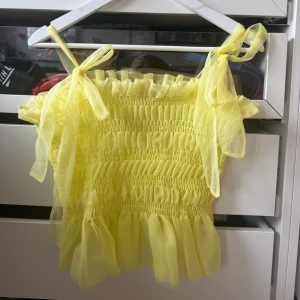 Gul topp - Gul topp i såå fin gul färg 💛 Storlek M men skulle säga att den är mer som en XS/S. 265 kr 