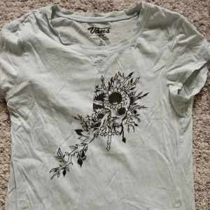 Vans t-shirt  - Ljusblå, från the noughties. Använt skick men har mer att ge. Någon annan.  En sån här får du ha att möta våren i! 