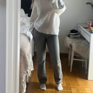 Säljer nu mina favvo jeans då dom blivit försmå. Varsamt använda och skicket är som nytt! Inga defekter! Jeansen är i en rak modell med low waist. Storlek 34. 