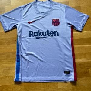 Barcelona fotbollströja - Tja, säljer nu min barca tröja från säsongen 21/22 i storlek M. Tröjan är 10/10 skick då jag bara provat den. Hör av er vid frågor.