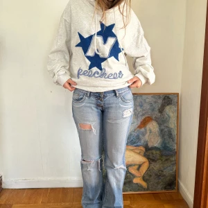 hoodie med stjärnor  - grå oversized hoodie med tryck. skulle säga att den passar M-L eftersom den är oversized! nypris ca 1000kr. aldrig använd och med lappen kvar, därav priset. skriv för fler bilder!