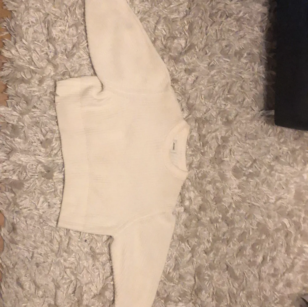 Jag säljer denna vita stickade tröja från Monki i storlek S. Tröjan är köpt second hand men varsamt använd, då jag bara haft på mig den några fåtal gånger. Den är ej nopprig och har heller inga fläckar.. Stickat.
