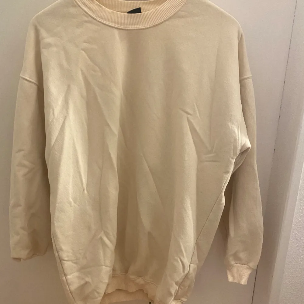 Sweatshirt från Ginatricot. Knappt använd, som i nyskick. . Hupparit & Collegepaidat.