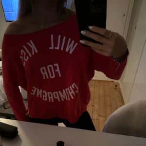 Tunn sweatshirt  - Jätte gullig tunn sweatshirt i super bra skick, nypris 799