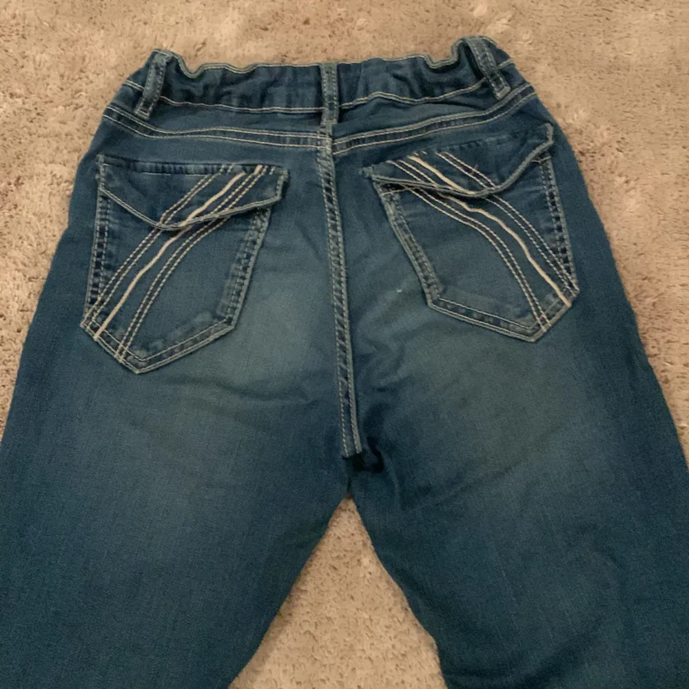 Ett par flared jeans i storlek 155, skulle dock säga att de mer är 155-160. Är i bra skick, tycker att dem är jättefina men tyvärr för små för mig. Bara att kontakta om du undrar om mått eller fler bilder!💙. Jeans & Byxor.