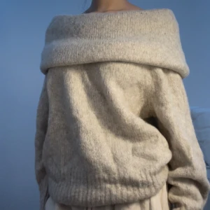 Shoulder off i beige - En ganska stor shoulder off. Skulle säga att den inte alls är nopprig. Nypris: 299kr