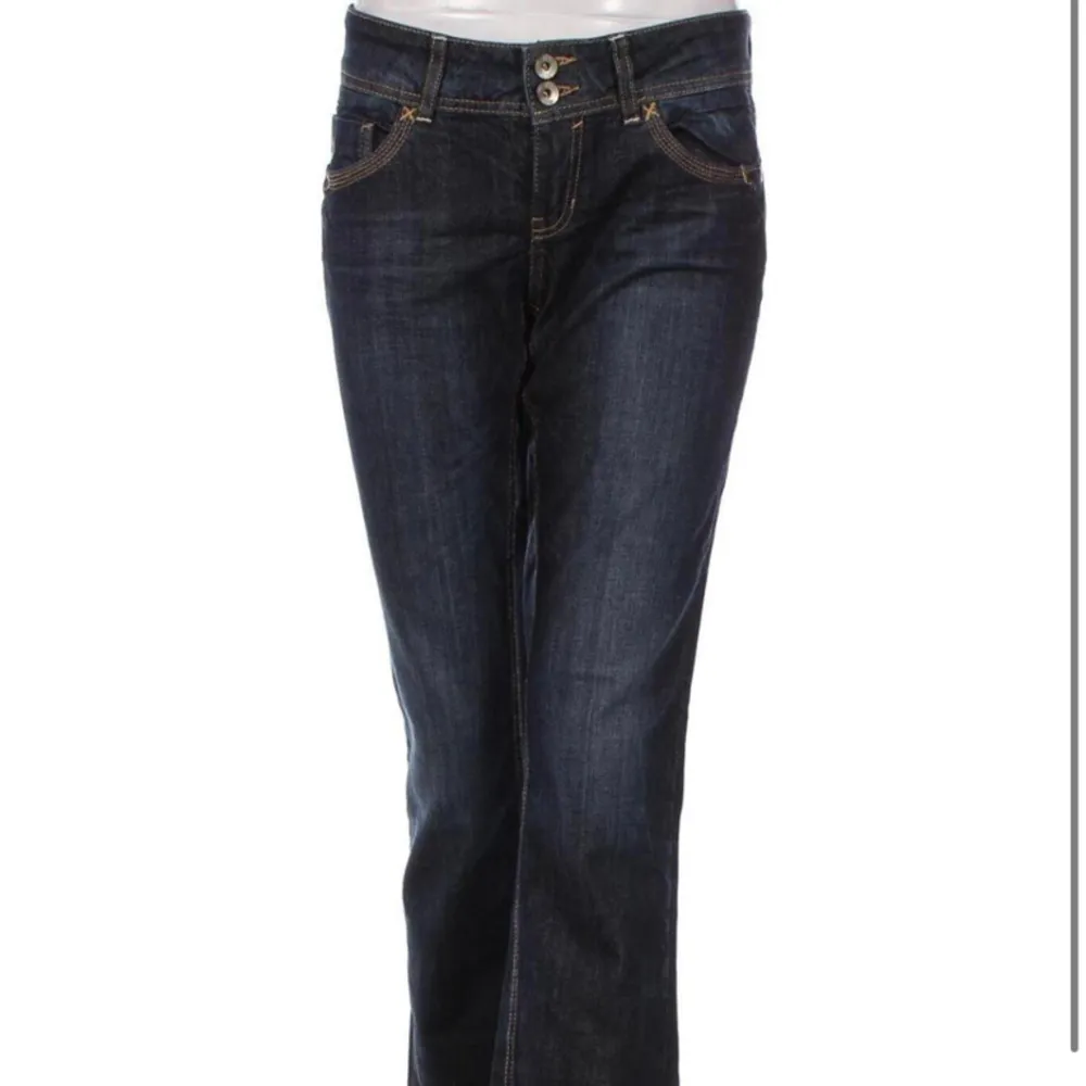 Så snygga bootcut lågmidjade jeans❤️midjemått tvärsöver: 41 cm, innerben: 82 cm.. Jeans & Byxor.