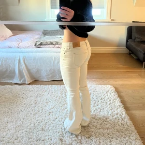 BDG Urban Outfitters Low rise- flared jeans  - Jätte fina jeans! Säljer pga för stora! Använt 1-2 gånger, skriv gör fler bilder🙌🏻