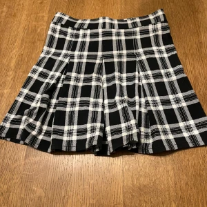Kort kjol  - Använd en gång, bra skick.